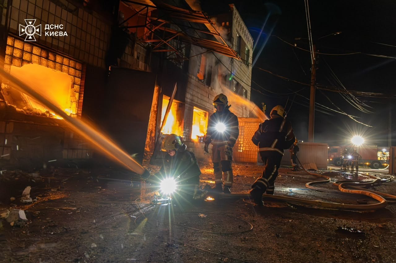 У Києві після нічного балістичного удару двоє загиблих, рятувальники уточнюють дані