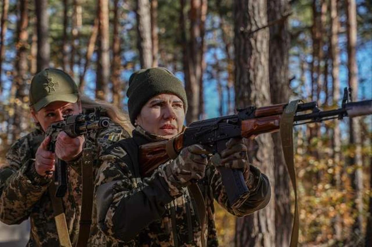 ЦПД заявив про добровільність служби жінок: чутки про призов назвали маніпуляцією