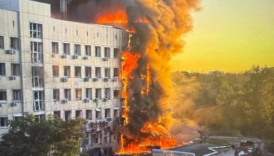 Пошкоджена адмінбудівля ДТЕК Павлоградвугілля у Павлограді після влучання безпілотника та пожежі