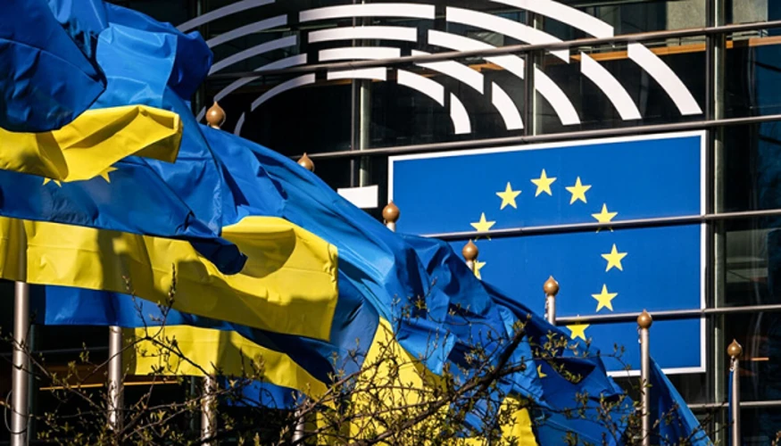 Логотип ЄС на тлі української оборонної символіки