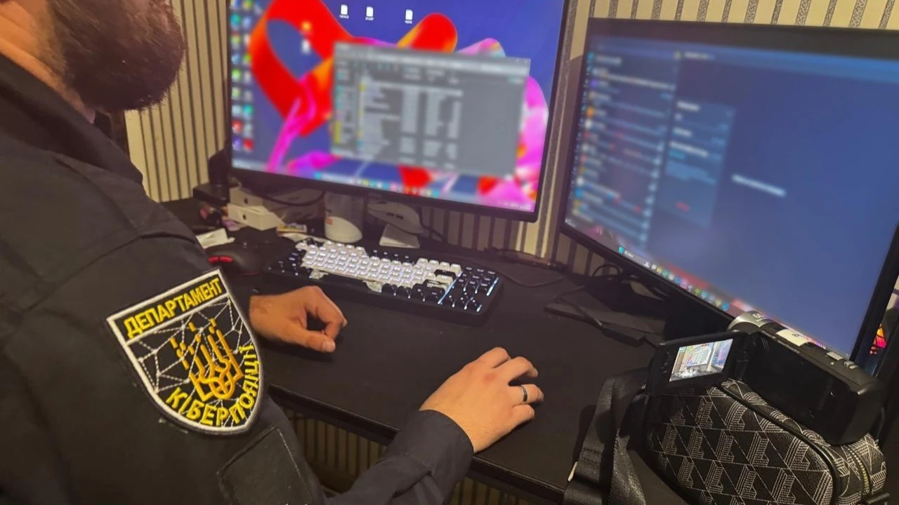 Вилучені під час обшуків комп'ютери, смартфони, SIM-картки, банківські картки, криптогаманець та готівка